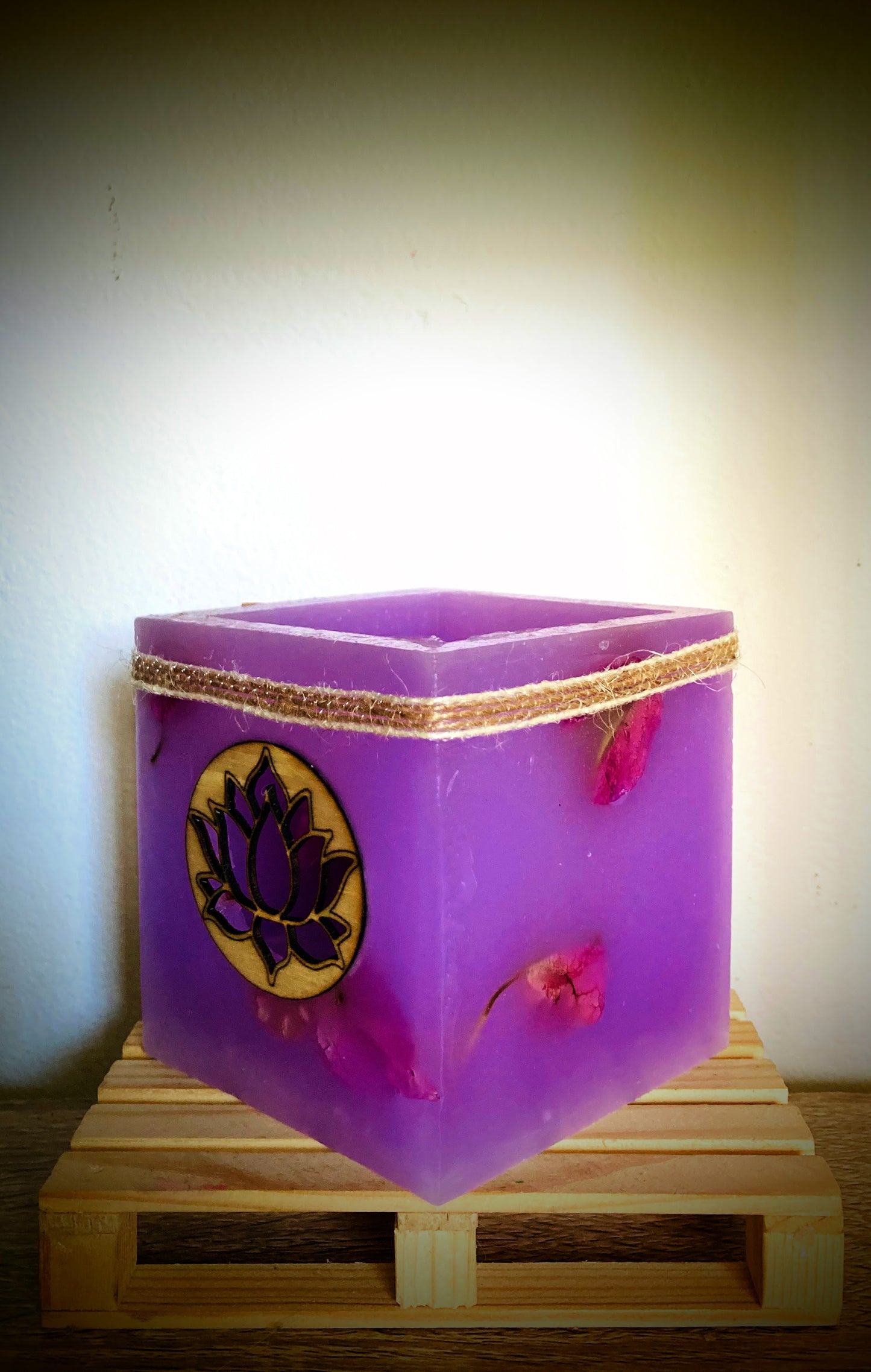 Fanal de cera / vela hueca con flor de loto – lilinnight