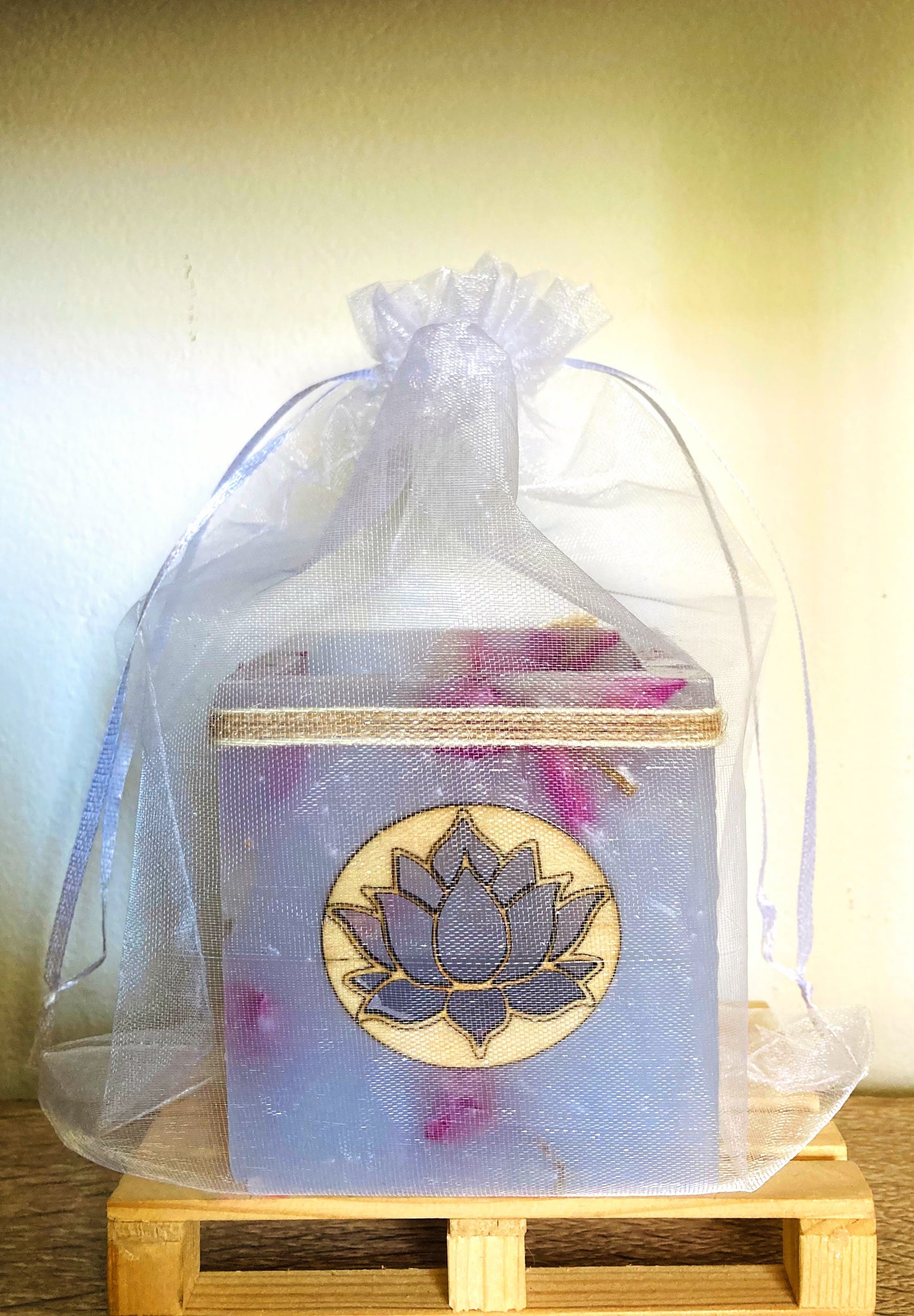 Fanal de cera / vela hueca con flor de loto – lilinnight
