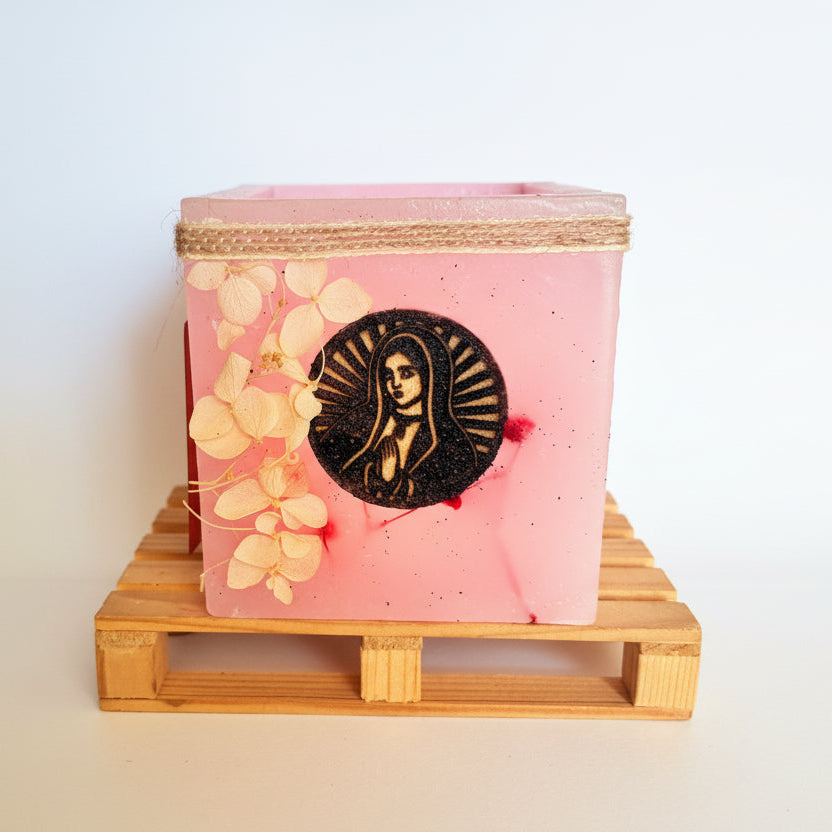 vela hueca con madera, virgen, lilinnight