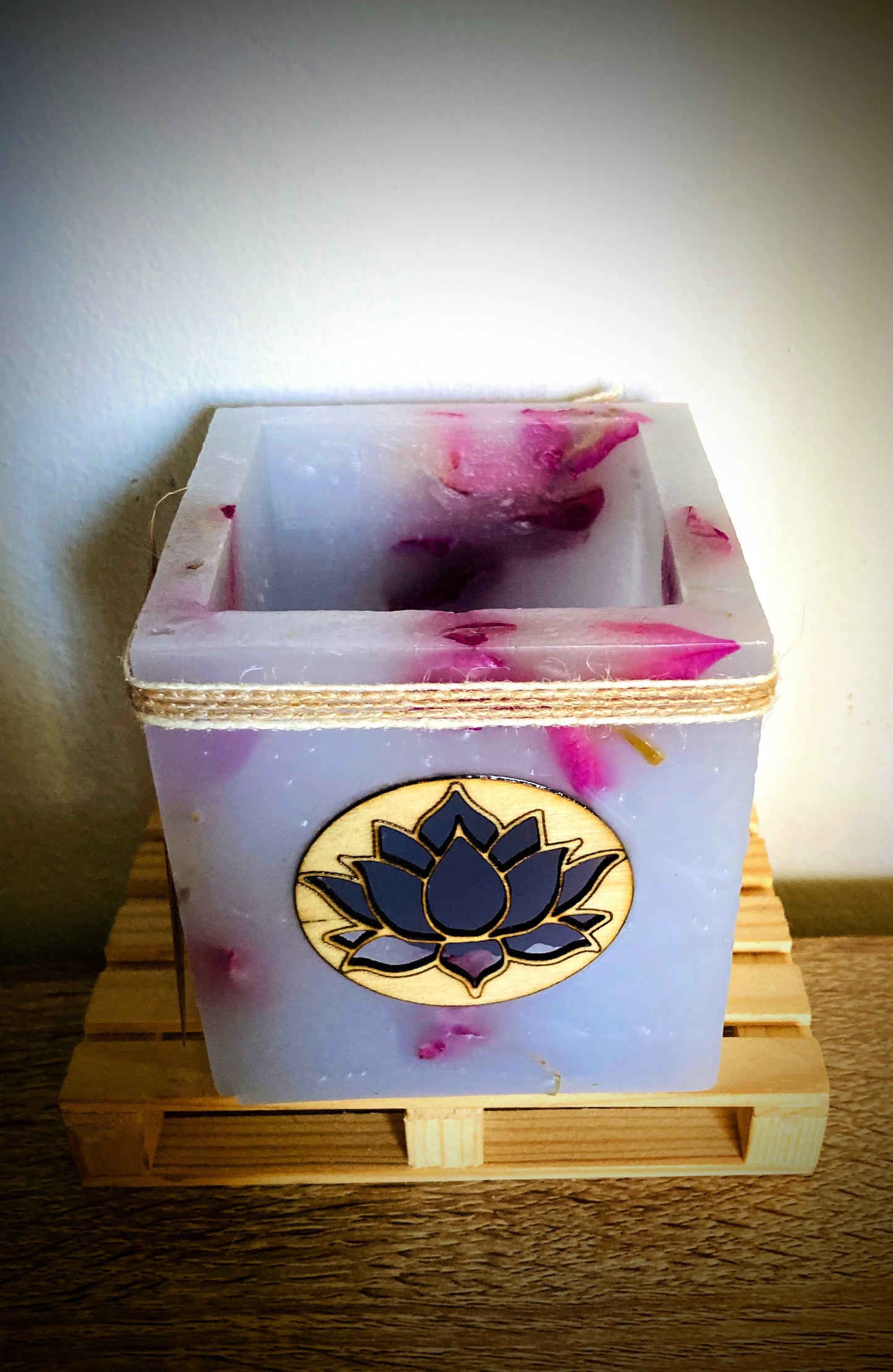 Fanal de cera / vela hueca con flor de loto – lilinnight