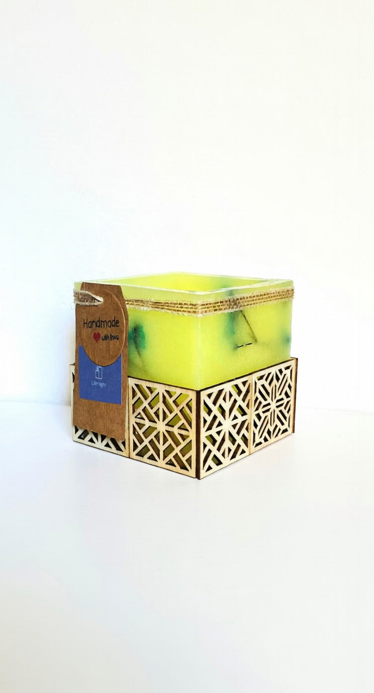 Vela Fanal/vela hueca Artesanal – Diseño Farolillo Asiático – Disponible en Blanco (Aroma Floral) o Amarillo (Aroma a Limón) – Hecha a Mano con Apliques de Madera – LilinNight (amarillo