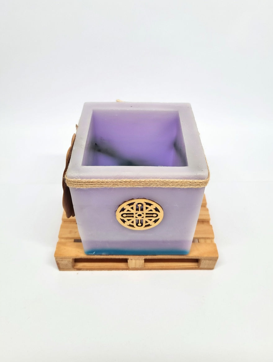 Vela Hueca sin Llama con Luz LED | Fanal Artesanal Cuadrado 8x8 cm con Aplique de Madera - Lilinnight